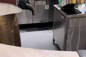 当你的服务员长得很像SGA！不对，这就是本人！