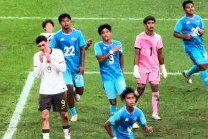 朱鹏宇离谱传中！现场球迷：我真崩不住了，救命！