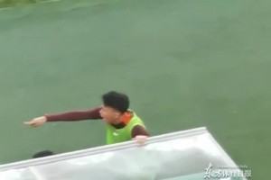 U22国足这辣眼睛表现，场下的王钰栋真急了