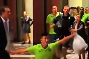 网友用Ai整活：国安球员和球迷酒店对峙的情况是这样的。。。