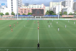 苏超不止足球❤！盐城队郑文煊破门后举起苏州受伤球员庞智超球衣