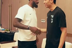 崔永熙在詹姆斯中国行现场请求老詹再打5年！老詹婉拒：No