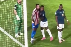 一个真敢揪，一个真敢演！巴拉圭对阵厄瓜多尔上演有趣一幕