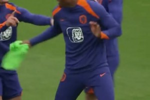 实拍：蓝黑不开心这次彻底被荷兰队友们整开心了