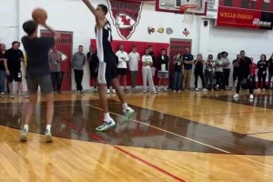 这我学鸡毛啊文班亚马与社区球迷交流 先送大帽再送隔扣