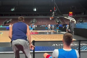 东契奇超远坐投‼️这核心力量强到可怕