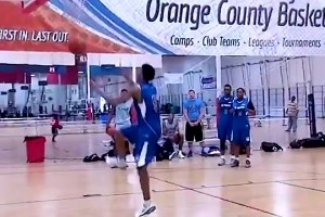 还能这么玩？雷霆旧将弗格森秀操作 打板三分+胯下抡扣打3+2