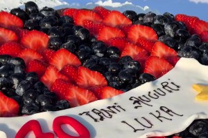 莫德里奇笑开了花！AC米兰为40岁的莫德里奇庆祝生日