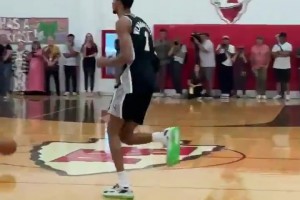 文班亚马下沉社区为球迷表演扣篮 这状态下赛季满血回归？