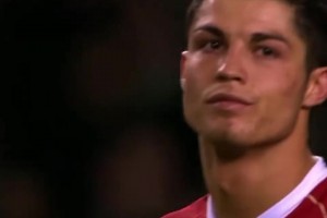 伊布、皮尔洛、加图索挡在人墙上，但C罗依然踢进了经典的任意球