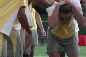 传统！拉比奥特接受队友的欢迎仪式