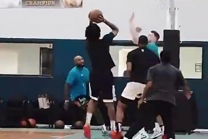 曾经和周琦争夺轮换的男人，现在手握三千万合同+NBA冠军，野球场大杀四方