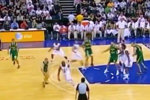 巅峰韦德有多炸？一记空接风车暴扣，让美国队替补席集体起立！