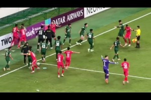 激烈！正向视角实拍国安与河内冲突！网友吐槽：改拳击赛了