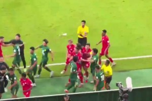 球迷：这比比赛好看多了！近距离看看国安河内球员热血格斗战