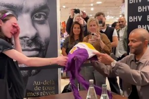 女球迷拿湖人球衣给帕克签名 帕克没哭小妹妹先哭了