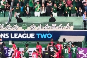 国安球迷扔水瓶精确命中河内球员，后者暴怒踢广告牌