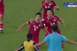 红牌来了！宿迁队球员杨硕背后铲球犯规，两黄变一红被罚下