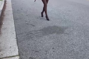 美女配豪车！杰伦-布朗女友这双黑丝美腿，给个80分不过分吧