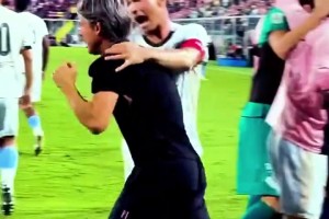 因扎吉遭遇本方球员锁头暴击！场面竟然一时间十分欢乐！