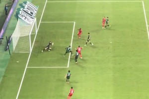 散装防线？实拍：伴随嘘声，莱昂纳多敲开国安大门，工体一片哗然