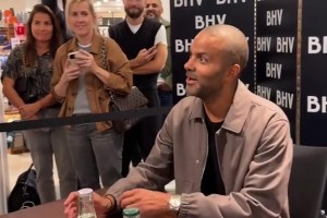 女球迷拿着湖人球衣让马刺名宿帕克签名，哭得梨花带雨的！