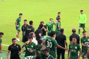 已错乱！实拍：工体看台上球迷起内讧，反引场下国安球员围观