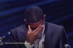 喜极而泣！登贝莱发表获奖感言时激动落泪