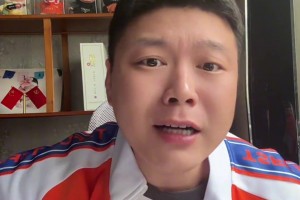 京味儿口音球迷晒自拍：不支持北京国安了，改支持山东泰山了