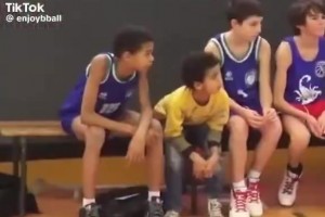 看看小时候的文班是怎么打球的，真是瞎眼都可见的身体天赋啊