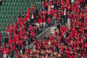 引国安球迷嘘声！实拍：攻陷工体后海港球迷赤膊上阵宣泄情绪