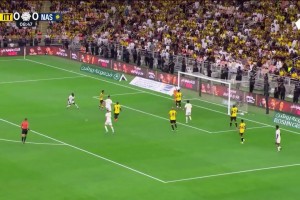 火燎的金刚，烟熏的太岁！马内神级凌空抽射破门！胜利1-0领先！