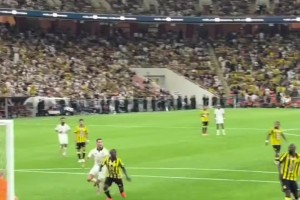 四旬老汉C罗这门前嗅觉和跑位依旧是顶级，主场球迷也在庆祝