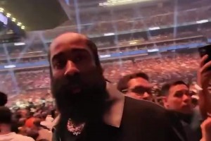 这人故意的吧离场时遭误认成勒布朗，哈登一脸不悦推开球迷！