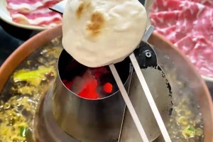 真成带货美食博主了朱芳雨吃上了陕西宝鸡的油泼辣子火锅~