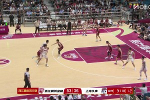 拦都拦不住啊！张镇麟抱着球往篮下冲，浙江两个人没防下来，还赔了个2+1！