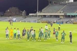 国安远征球迷赛后怒骂“SB杨立瑜”，杨立瑜鼓掌+竖中指回应！