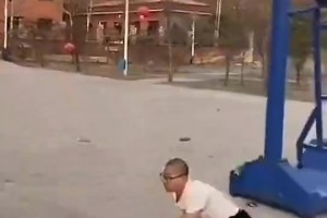 老婆这刮痧是去致敬麦迪吗？还真有点像啊