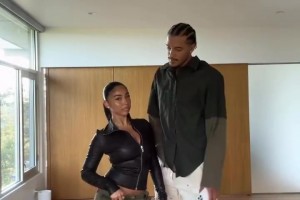 最萌身高差？索汉与自己娇小女友一同合影