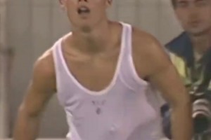 2002年的这一天，C罗在葡萄牙体育打进了他的第一个职业进球