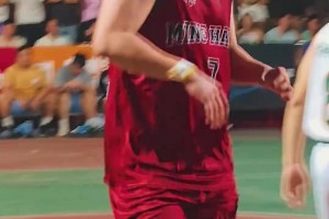 张明池现在混的有点惨啊，野球场上胖了一圈，展示空篮不进