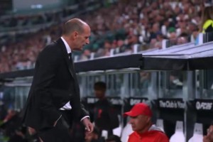 阿莱格里不敢看普利西奇罚点，罚丢后对助手说：我告诉他用脚背踢