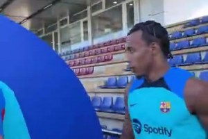 名场面！孔德加盟巴萨的第一天训练，阿尔巴就开始“算旧账”~