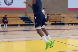 快船公开训练营哈登展示武器库 最后还玩了一手金鸡独立