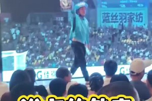 将心比心！实拍：塞蒂恩离开国安训练基地，仍有不少球迷与其道别