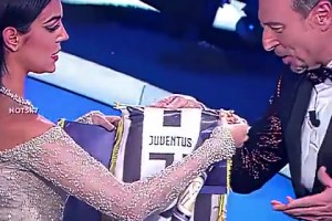 乔治娜和喜剧演员拿意大利国家德比玩梗，台下C罗微笑鼓掌
