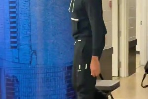 浓眉这穿搭、步伐配上这BGM，绝了