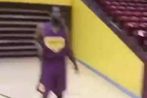 飞天遁地登！大学时期的哈登扣篮表演，搁现在什么水平？