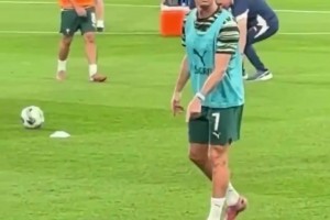 有难度的！热身时C罗向球迷展示高空停球，稳稳停下 小装一波