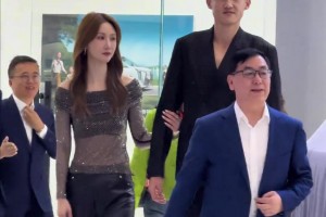 周鹏带妻子提新车，这才叫郎才女貌